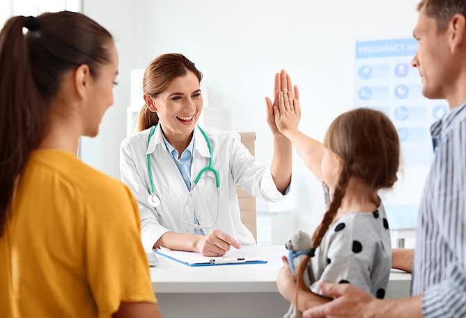 Seguro de salud en Cali Colombia - médico atendiendo familia - MC Seguros e Inversiones