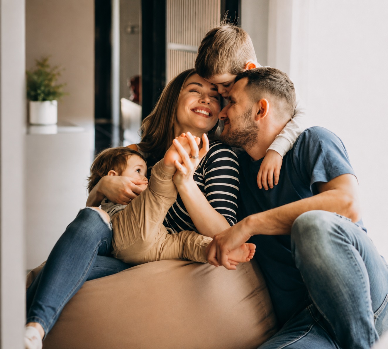 Familia feliz abrazada seguro de vida en Colombia - MC Seguros e Inversiones