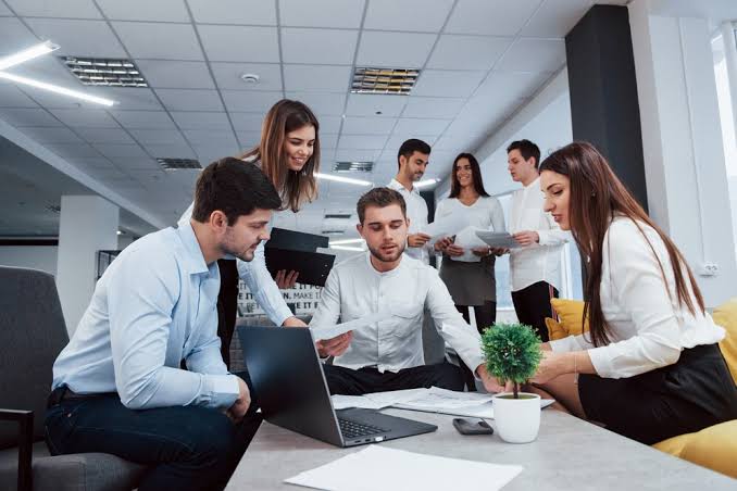 Seguros empresariales en Cali Colombia - equipo de trabajo protegido - MC Seguros e Inversiones